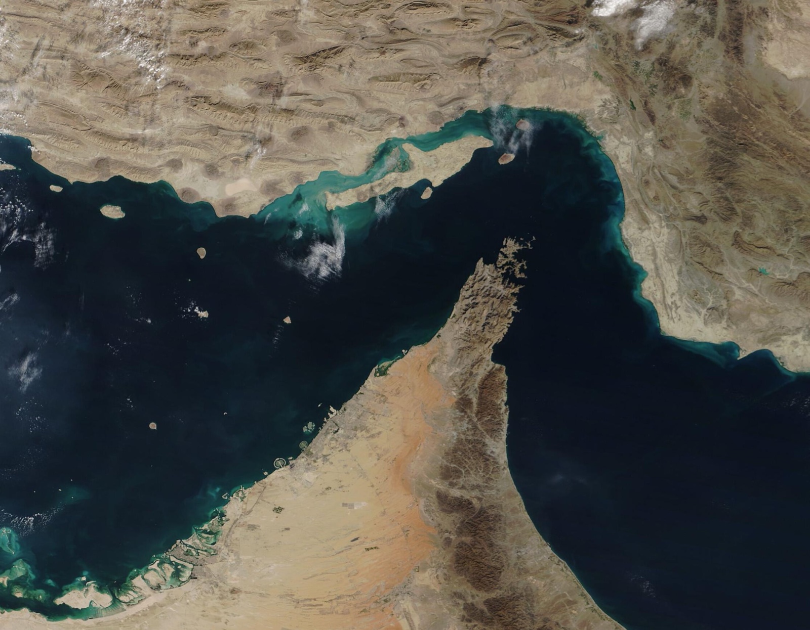 Vista satelital del estrecho de Ormuz, el corredor que conecta el Golfo Pérsico con el golfo de Omán.